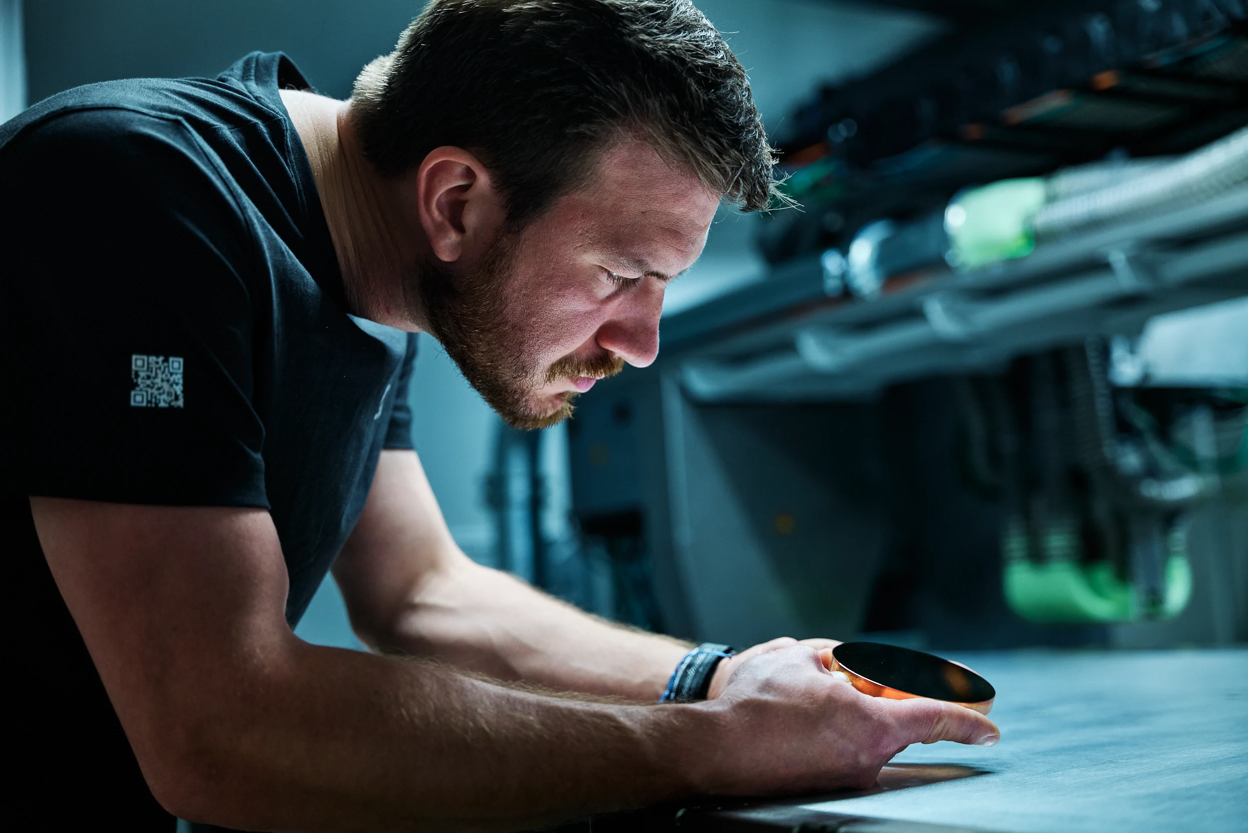 4JET engineer checking the laser-structured aircraft surface
