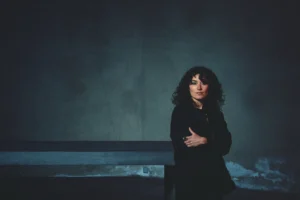 Wide editorial portrait of soprano Marie Heeschen of Ensemble BRuCH at St. Peter Cologne