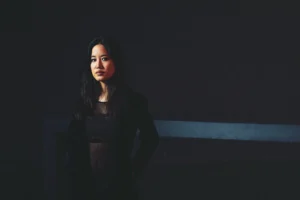 Atmospheric portrait of pianist Claudia Chan of Ensemble BRuCH in the church interior of St. Peter Cologne