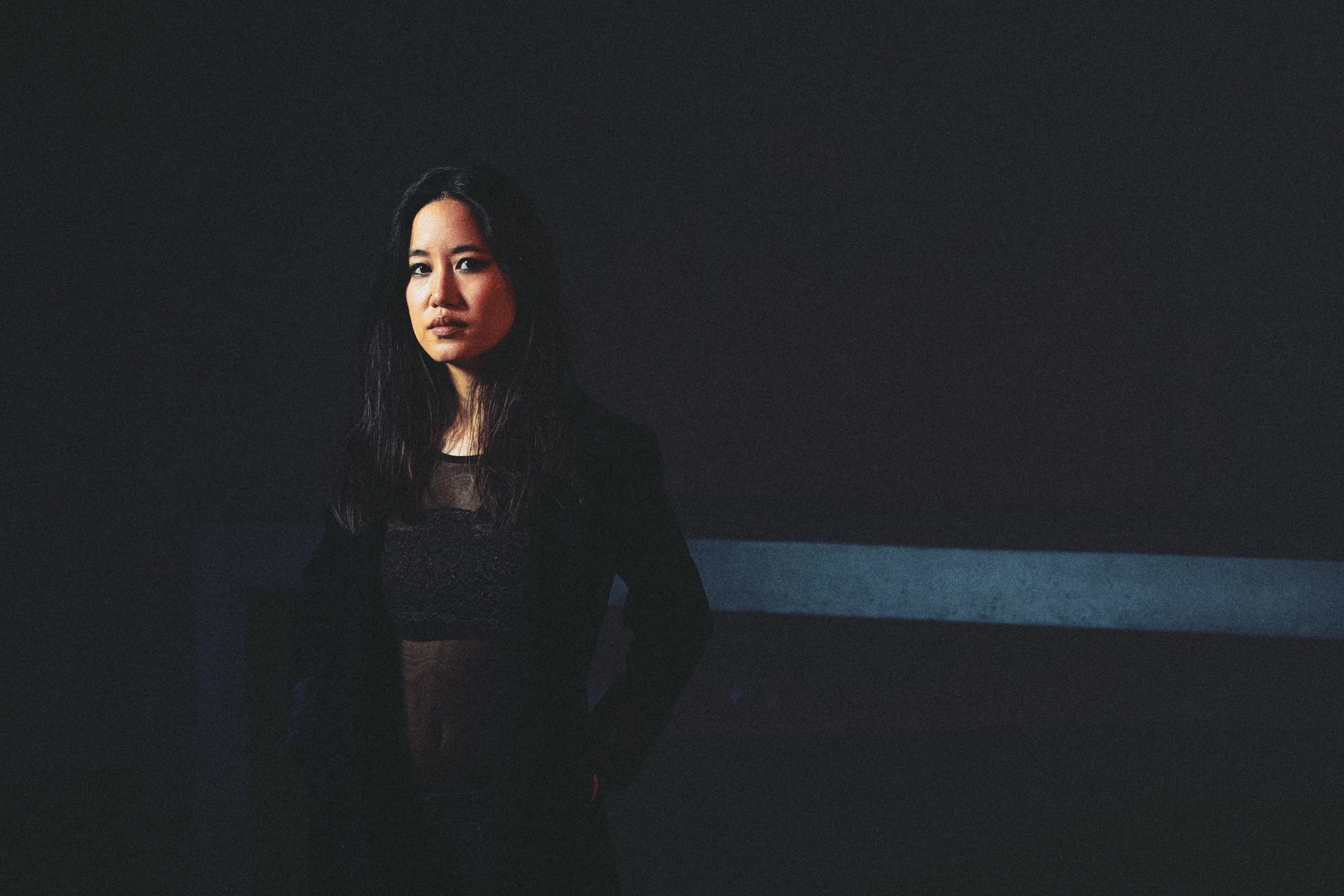 Atmospheric portrait of pianist Claudia Chan of Ensemble BRuCH in the church interior of St. Peter Cologne